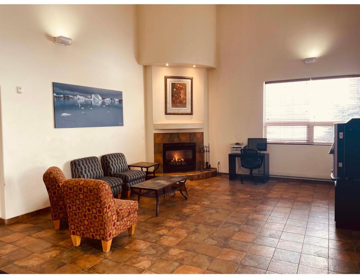 Aurora Park Inn & Suites Dawson Creek Esterno foto