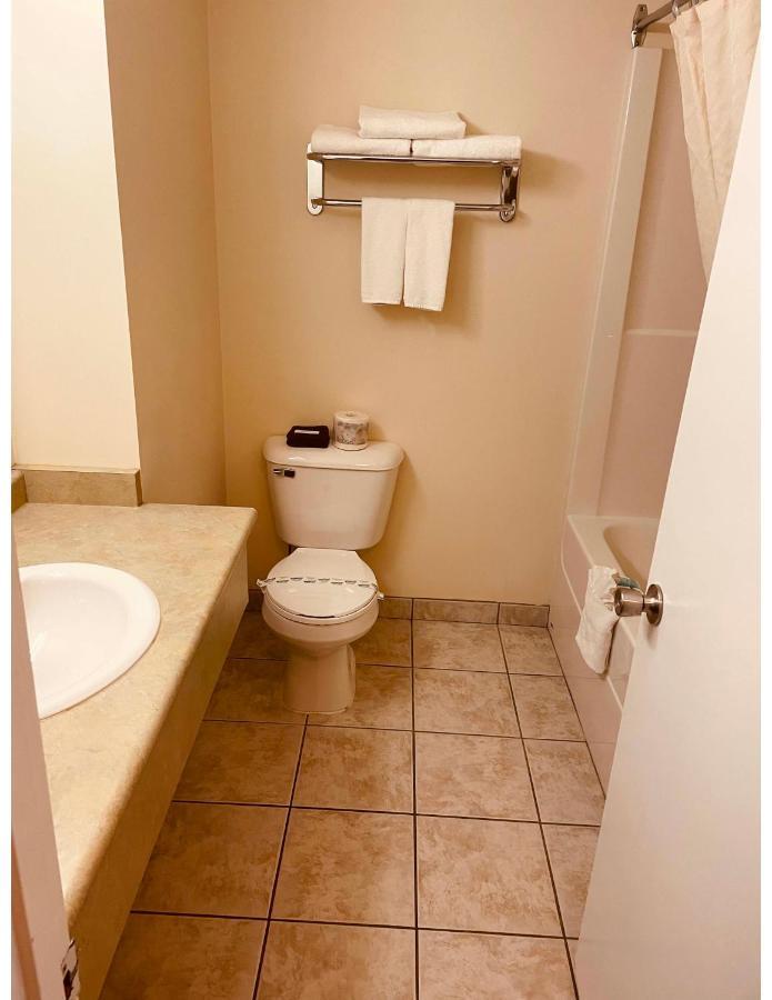Aurora Park Inn & Suites Dawson Creek Esterno foto