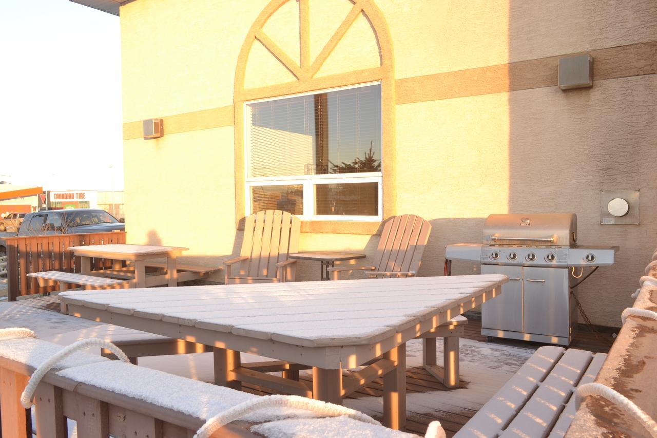 Aurora Park Inn & Suites Dawson Creek Esterno foto